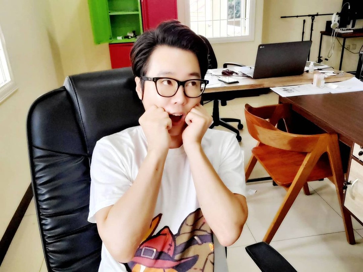 Nama Ujung Oppa Youtuber asal Korea sempat viral karena jadi mualaf dan nikahi penyanyi dangdut&period; Yuk kita lihat potretnya&excl;