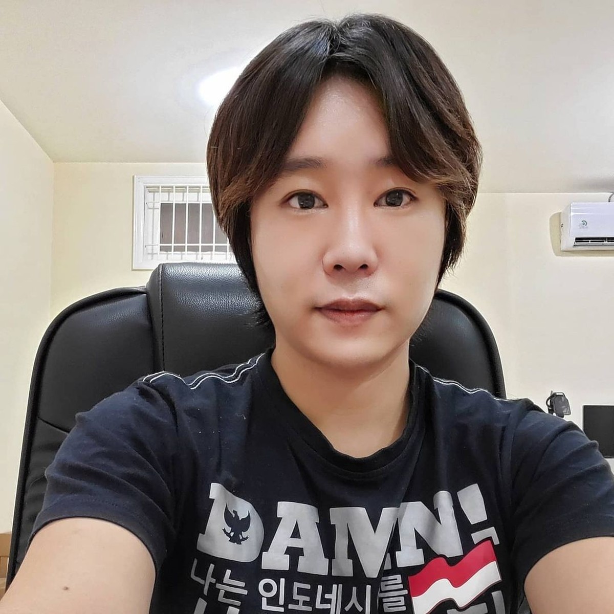 Nama Ujung Oppa Youtuber asal Korea sempat viral karena jadi mualaf dan nikahi penyanyi dangdut&period; Yuk kita lihat potretnya&excl;