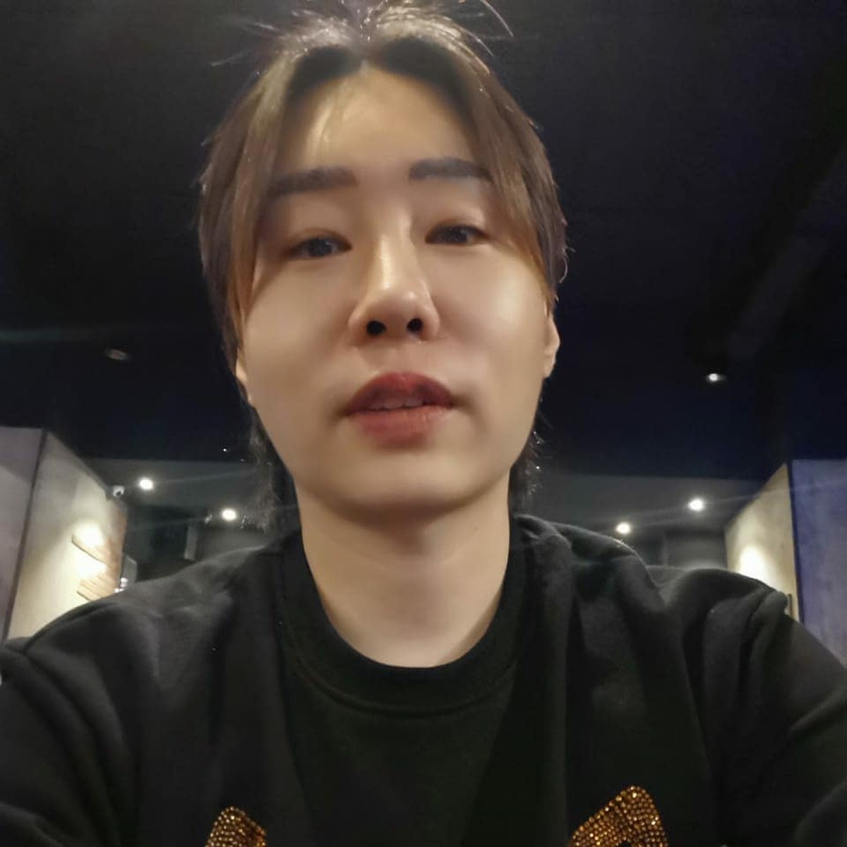 Nama Ujung Oppa Youtuber asal Korea sempat viral karena jadi mualaf dan nikahi penyanyi dangdut&period; Yuk kita lihat potretnya&excl;
