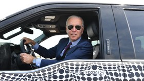 Joe Biden Ngebut Pakai Pikap Listrik Ford yang Belum Meluncur