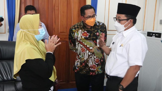 Wali Kota Malang Sutiaji berjanji mengambil alih utang pinjol eks guru TK, Melati, yang diintimidasi hingga diancam dibunuh oleh debt collector.