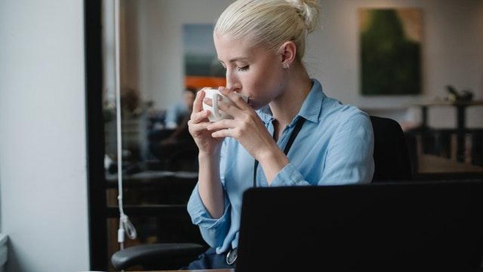 wanita sedang capek kerja/