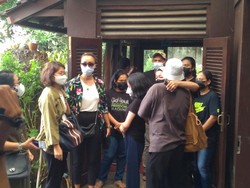 Keluarga hingga Kerabat Mulai Datangi Rumah Duka Wimar Witoelar