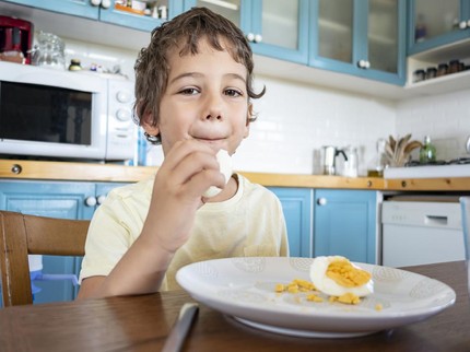 3 Makanan Kaya Vitamin D Ini Bagus untuk Pertumbuhan Tulang Anak