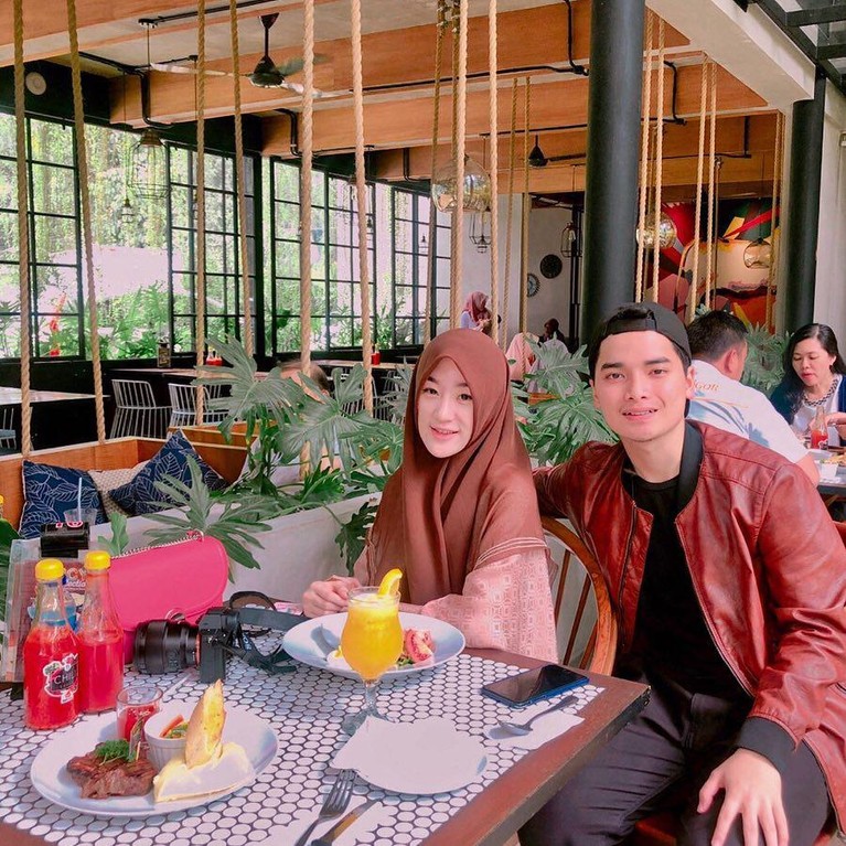Alvin Faiz dan Larissa Chou Rumah tangga Alvin Faiz dan Larissa Chou diisukan sedang bermasalah. Yuk kita lihat potret keharmonisan mereka!