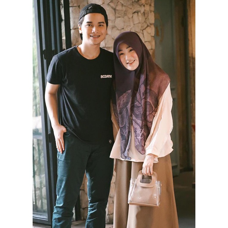Alvin Faiz dan Larissa Chou Rumah tangga Alvin Faiz dan Larissa Chou diisukan sedang bermasalah. Yuk kita lihat potret keharmonisan mereka!