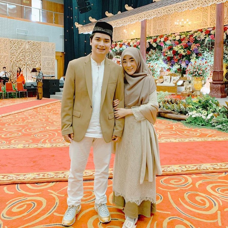 Rumah tangga Alvin Faiz dan Larissa Chou diisukan sedang bermasalah. Yuk kita lihat potret keharmonisan mereka!
