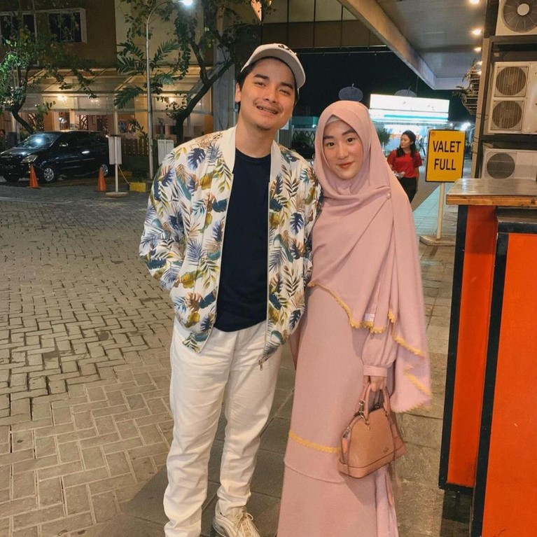 Alvin Faiz dan Larissa Chou Rumah tangga Alvin Faiz dan Larissa Chou diisukan sedang bermasalah. Yuk kita lihat potret keharmonisan mereka!