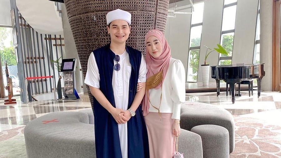 Alvin Faiz dan Larissa Chou Rumah tangga Alvin Faiz dan Larissa Chou diisukan sedang bermasalah. Yuk kita lihat potret keharmonisan mereka!