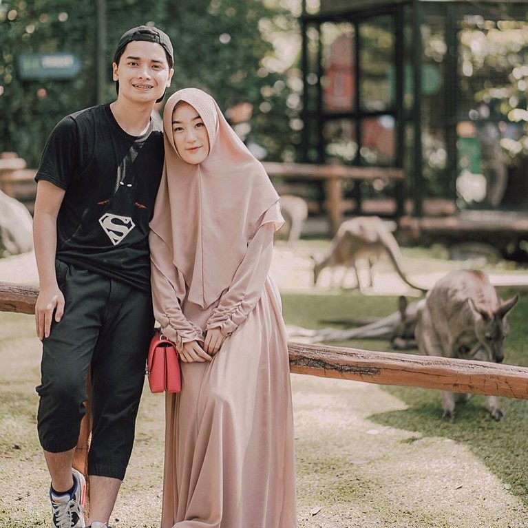 Rumah tangga Alvin Faiz dan Larissa Chou diisukan sedang bermasalah. Yuk kita lihat potret keharmonisan mereka!