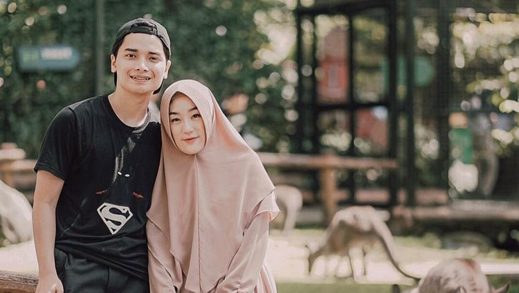 Alvin Faiz dan Larissa Chou Rumah tangga Alvin Faiz dan Larissa Chou diisukan sedang bermasalah. Yuk kita lihat potret keharmonisan mereka!