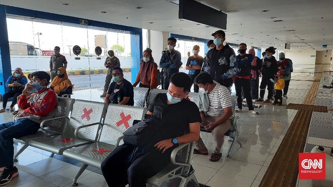 Antrean tes GeNose Terminal Pulogebang mengular di saat arus balik. Pengelola terminal lantas memecah antrean ke antrean tes Antigen.