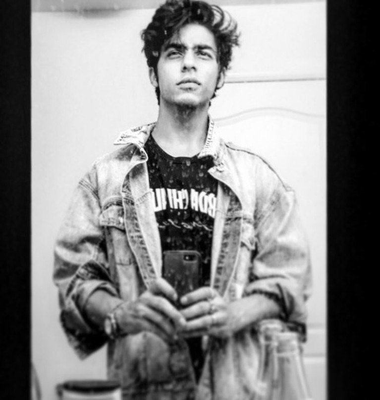 Aryan Khan Potret wisuda anak pertama Shah Rukh Khan viral karena ketampanannya. Yuk kita intip potretnya!