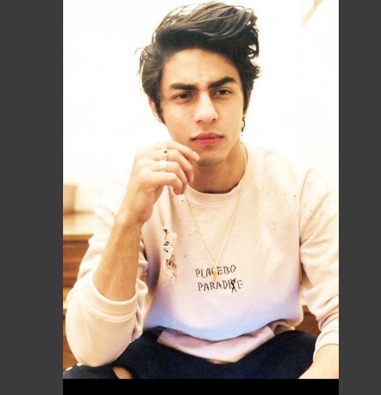 Aryan Khan Potret wisuda anak pertama Shah Rukh Khan viral karena ketampanannya. Yuk kita intip potretnya!