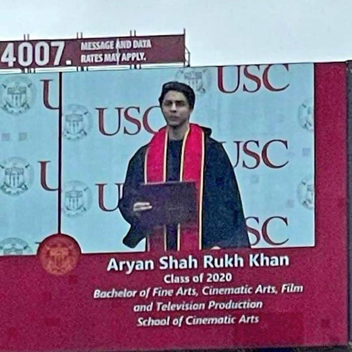 Potret wisuda anak pertama Shah Rukh Khan viral karena ketampanannya&period; Yuk kita intip potretnya&excl;