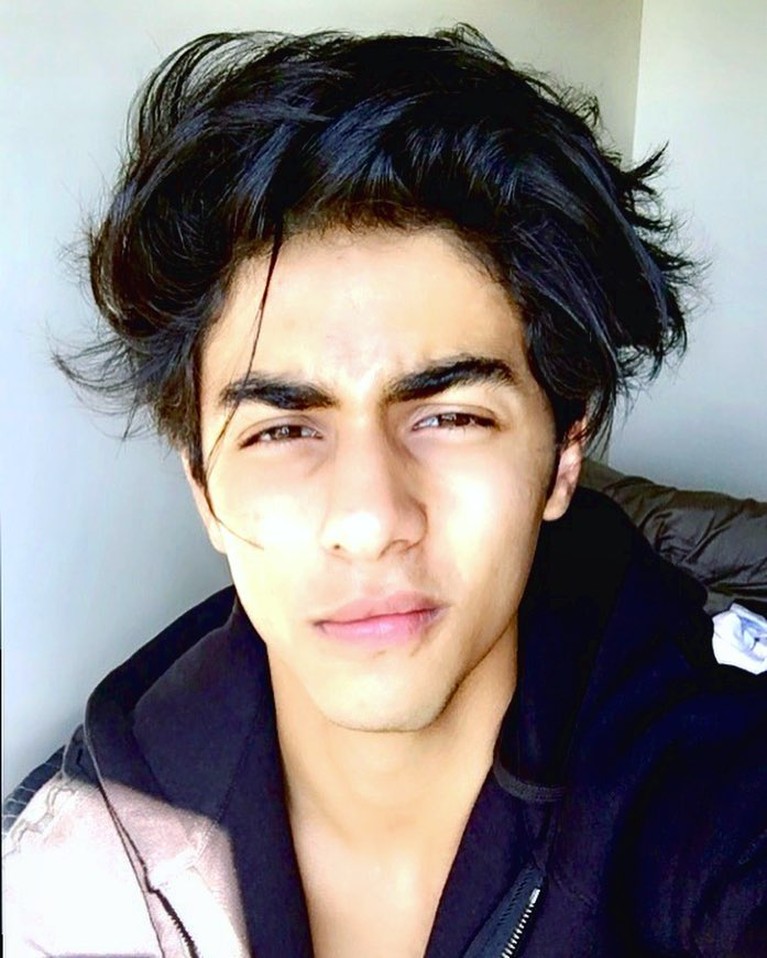 Aryan Khan Potret wisuda anak pertama Shah Rukh Khan viral karena ketampanannya. Yuk kita intip potretnya!