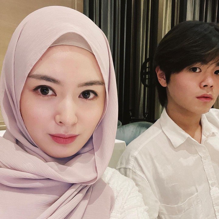 <p>Ayana Moon begitu senang ketika adiknya memutuskan jadi mualaf. Mereka saling membimbing untuk mempelajari Islam lebih dalam. Ayana tak lagi bersedih karena ia tidak lagi sendirian ketika menjalankan puasa Ramadhan. (Foto: Instagram: @aydinmoon)</p>