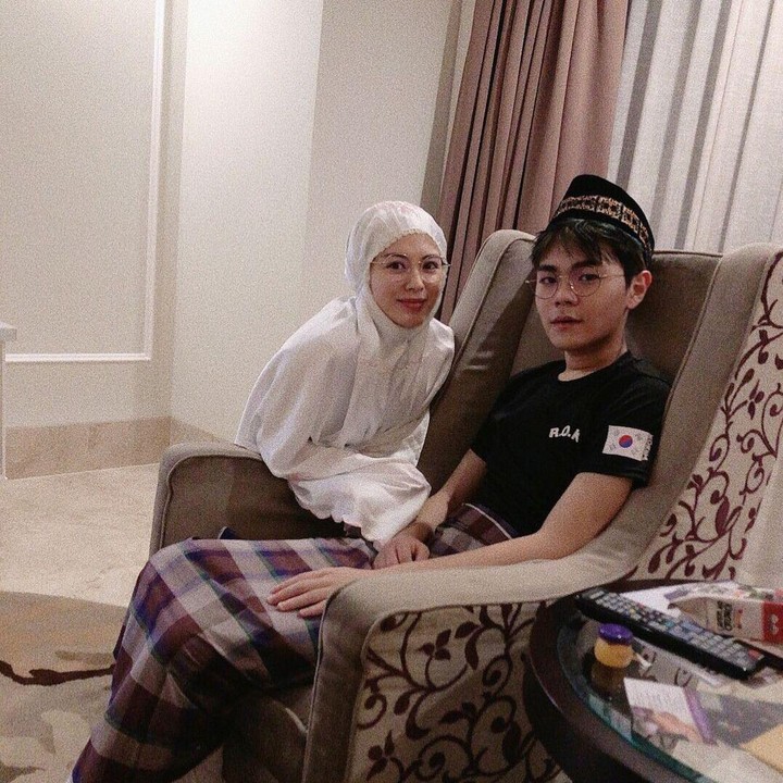 <p>Ayana mulai memperlihatkan sosok sang adik ketika Aydin sudah menjadi mualaf. Aydin mengikuti jejak sang kakak untuk memeluk Islam, Bunda. (Foto: Instagram: @xolovelyayana)</p>