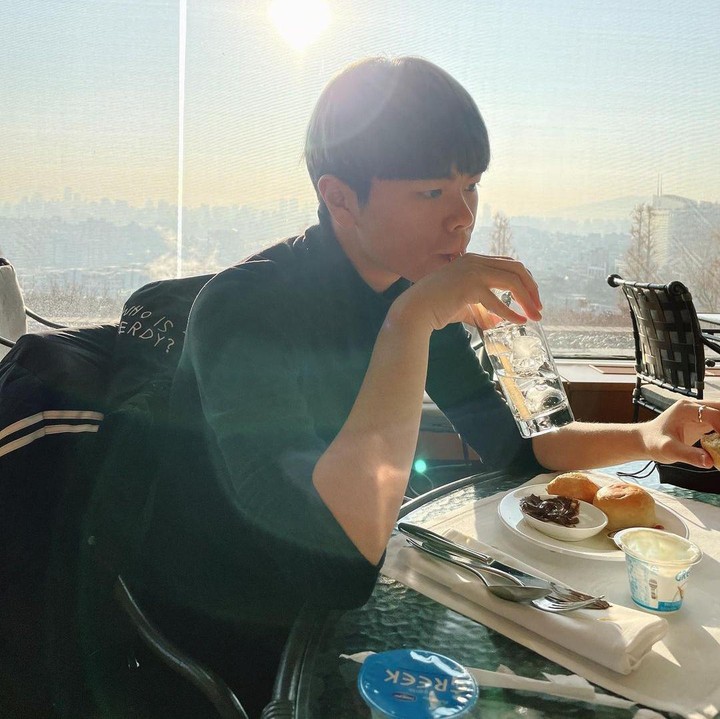 <p>Aydin Moon adalah adik laki-laki dari selebgram Korea Selatan, Ayana Moon. Aydin lahir dengan nama asli Seong Wook Moon sebelum menjadi mualaf. (Foto: Instagram: @aydinmoon)</p>