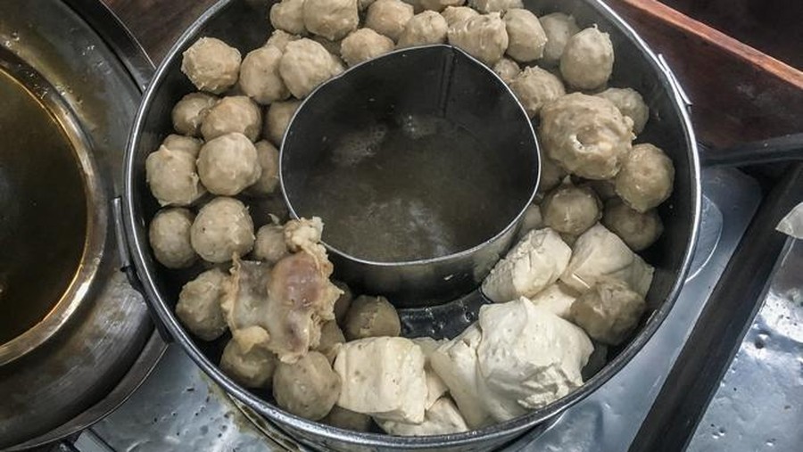 Waduh&excl; Pelanggan Temukan Jimat Pelaris di Warung Bakso Ini