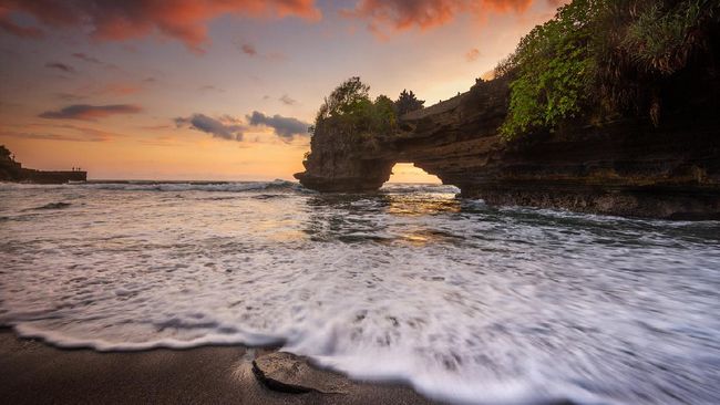 Destinasi ini dinilai unggul karena popularitas hingga keindahan panorama saat senja tiba. Berikut tempat sunset terbaik dunia.