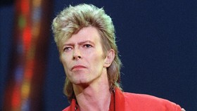 Lembar Lirik Tulisan Tangan David Bowie Laku Dilelang Rp1,73 M