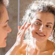 Auto Glowing, Ini Rekomendasi 5 Exfoliating Serum dari Brand Lokal!