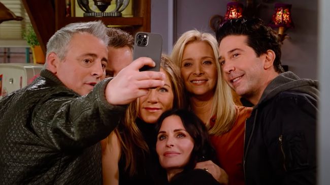 China menyensor adegan dalam serial Friends yang menayangkan muatan konten LGBT. Penyensoran dilakukan dengan menghapus dan mengubah dialog dalam serial.
