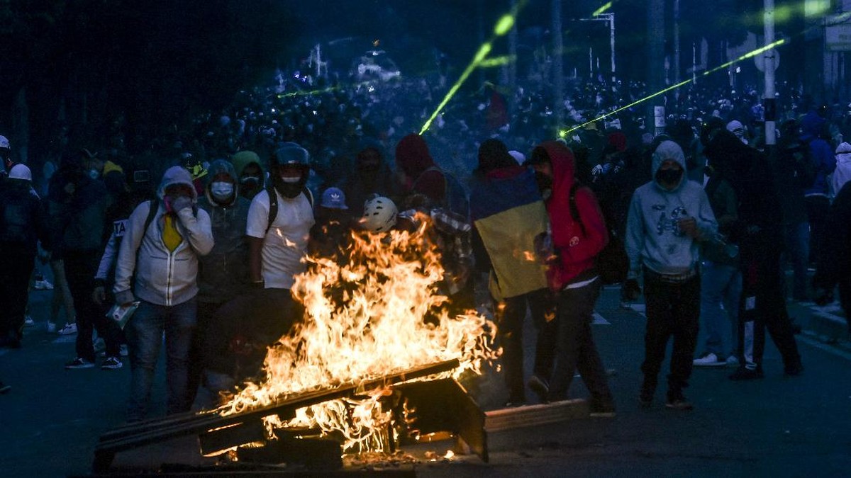 FOTO: Bentrok Si Kaya dan Si Miskin di Kolombia Kian Sengit