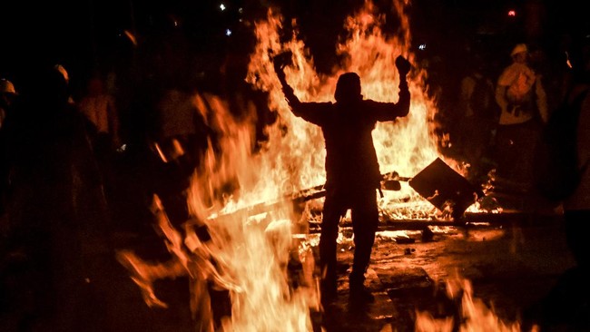 FOTO: Bentrok Si Kaya dan Si Miskin di Kolombia Kian Sengit