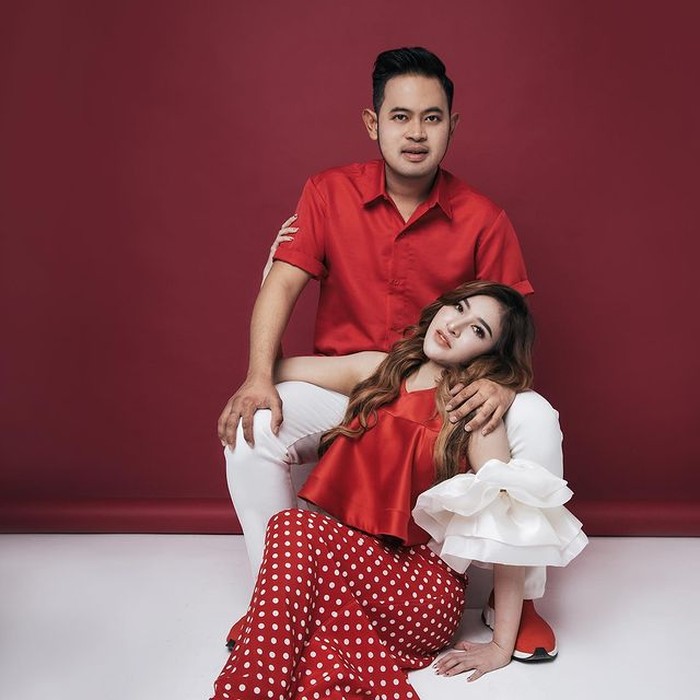 Gilang dan Shandy juga memiliki beragam aset yang tersebar di Malang, Batu, Surabaya, dan Jakarta. Bahkan, Gilang juga kini memiliki banyak mobil sport dan pesawat jet pribadi berharga puluhan milyar. (Foto: instagram.com/shandypurnamasari)