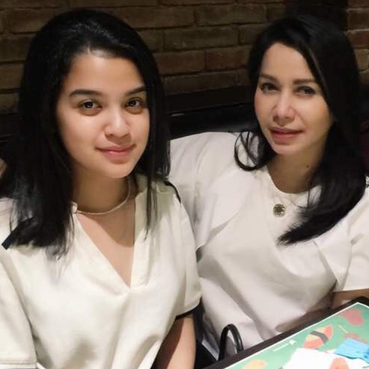 <p>Iis Sugianto dikenal sebagai penyanyi, Iis Sugianto juga pernah membintangi beberapa judul film pada 1979 dan 1980 silam. Kini, ia adalah <em>single mother</em> yang membesarkan tiga anak, Bunda. Putri bungsungnya ini bernama Shanna Miaziza Kharima. (Foto: Instagram @iis.sugianto_)</p>