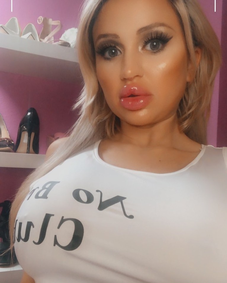 Jessy Bunny Wanita yang Terobsesi Jadi Barbie Terobsesi jadi barbie, Jessy Bunny melakukan oplas dan operasi payudara. Yuk kita lihat bagaimana penampakannya!