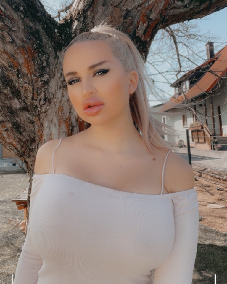 Jessy Bunny Wanita yang Terobsesi Jadi Barbie Terobsesi jadi barbie, Jessy Bunny melakukan oplas dan operasi payudara. Yuk kita lihat bagaimana penampakannya!