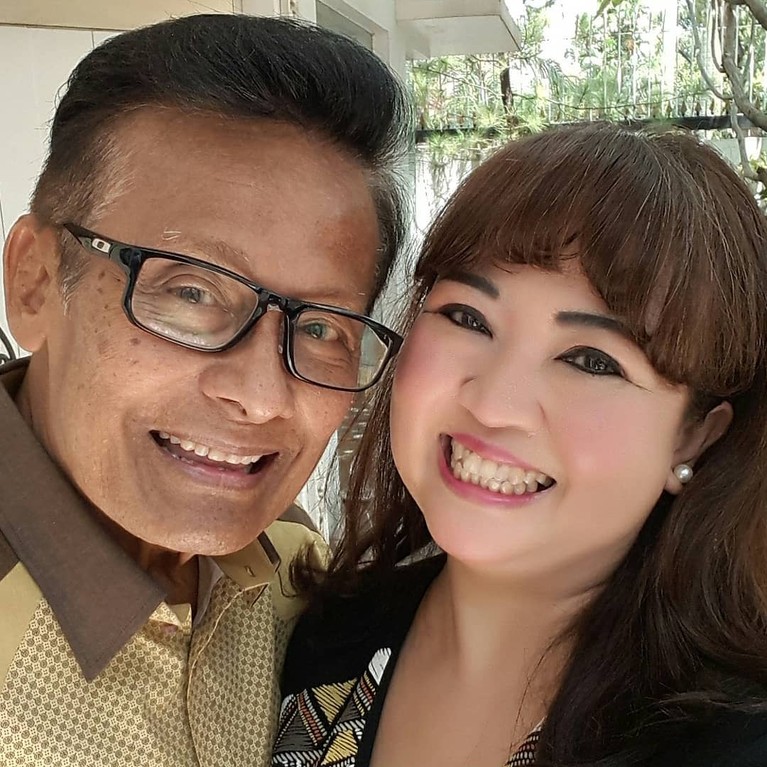 Kenangan Terakhir Koes Hendratmo dan Sang Istri Tercinta Istri presenter senior Koes Hendratmo meninggal dunia. Yuk kita tengok lagi kenangan mereka berdua!