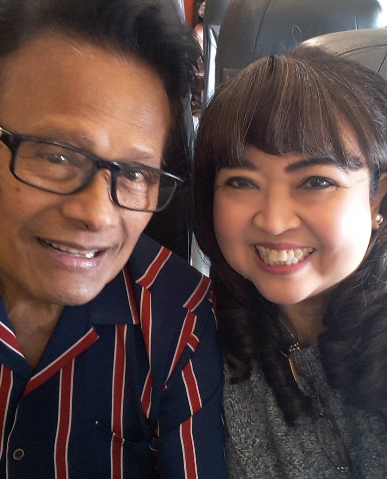 Istri presenter senior Koes Hendratmo meninggal dunia. Yuk kita tengok lagi kenangan mereka berdua!