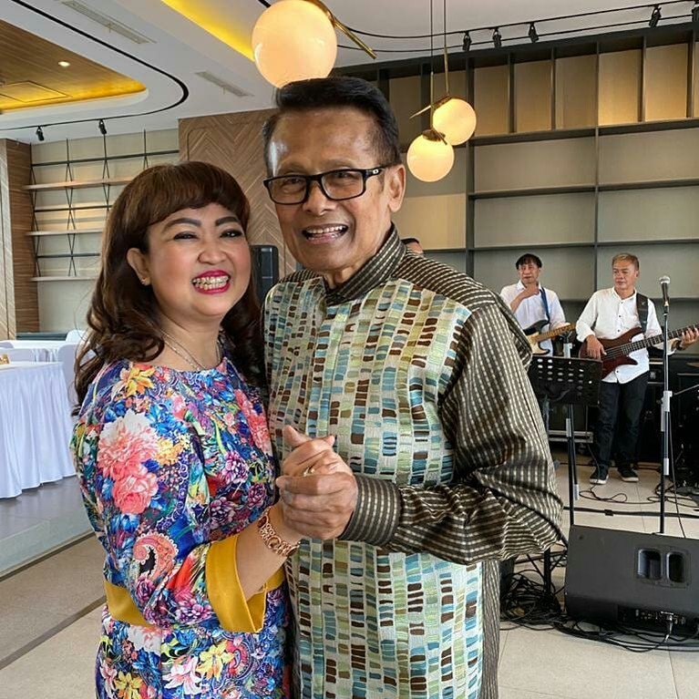 Kenangan Terakhir Koes Hendratmo dan Sang Istri Tercinta Istri presenter senior Koes Hendratmo meninggal dunia. Yuk kita tengok lagi kenangan mereka berdua!