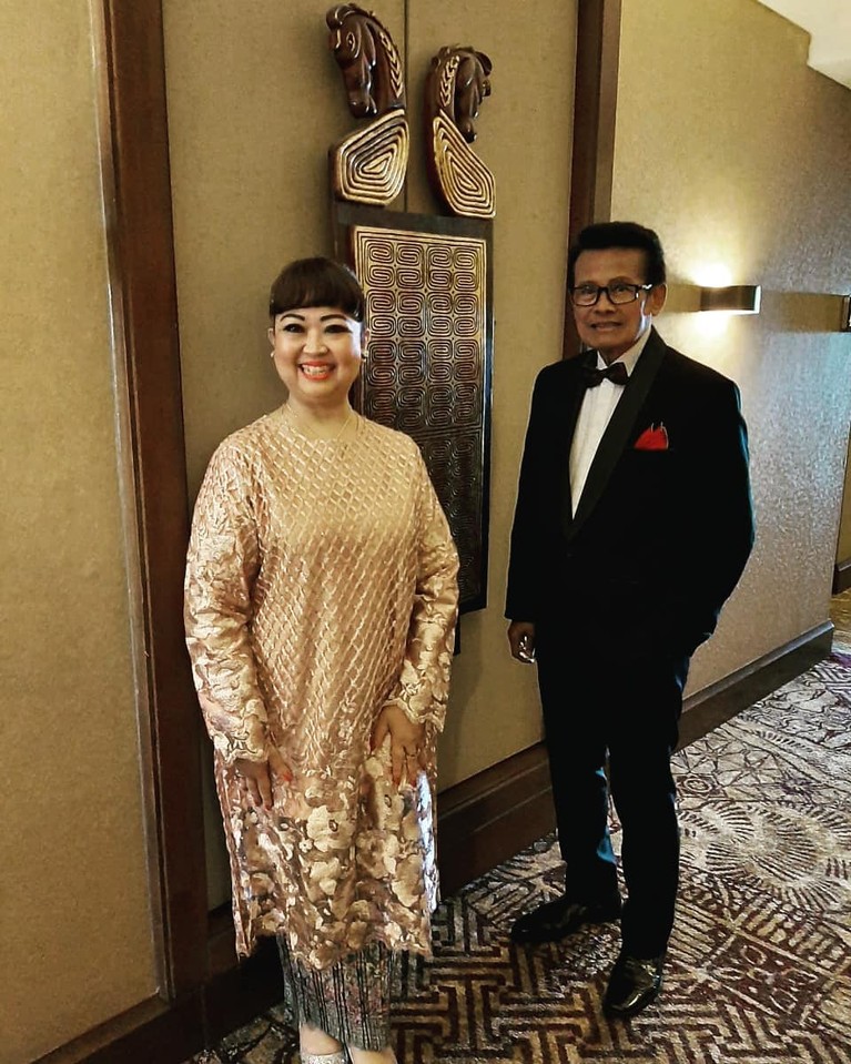 Kenangan Terakhir Koes Hendratmo dan Sang Istri Tercinta Istri presenter senior Koes Hendratmo meninggal dunia. Yuk kita tengok lagi kenangan mereka berdua!