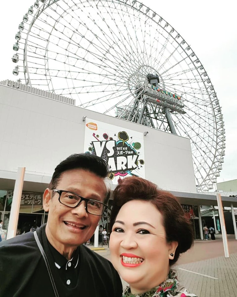 Istri presenter senior Koes Hendratmo meninggal dunia. Yuk kita tengok lagi kenangan mereka berdua!