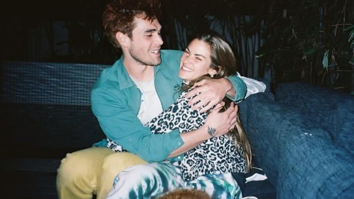 Clara Berry Hamil, KJ Apa Segera Menjadi Ayah