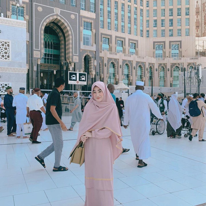 <p>Penampilan Larissa Chou ketika sedang menunaikan ibadah umroh juga tak kalah menawan. Ia tampil memesona dalam balutan gamis dan khimar berwarna<em> dusty pink</em>. (Foto: Instagram: @larissachou)</p>