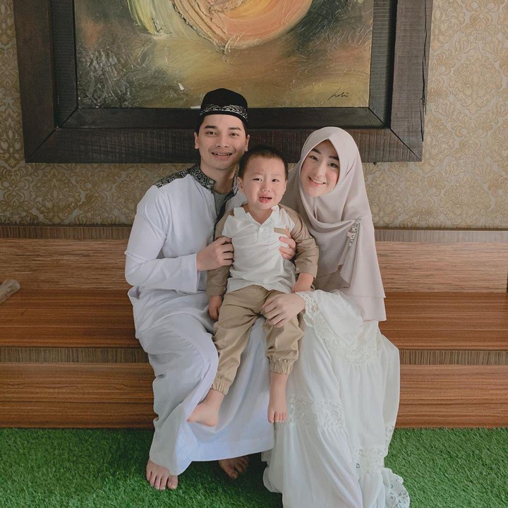 <p>Putra sulung almarhum Ustaz Arifin Ilham, Alvin Faiz, mengakhiri masa lajang dengan menikahi wanita cantik bernama Larissa Chou pada 2016. Mereka telah dikaruniai seorang anak bernama Yusuf. Sayangnya, Larissa baru saja menggugat cerai sang suami lewat Pengadilan Agama Cibinong, Jawa Barat, pada Kamis (20/5/2021). (Foto: Instagram: @larissachou)</p>
