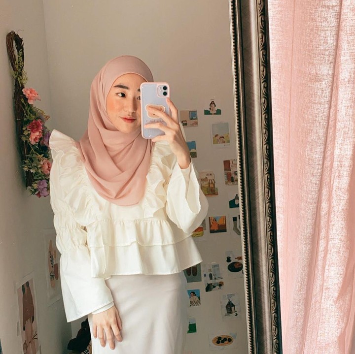 <p>Kiblat fashion Larissa banyak dipengaruhi oleh gaya busana ala Korea Selatan. Nuansa soft dan <em>chic</em> kerap terlihat dari outfit yang dikenakan. Seperti ketika memakai <em>ruffle blouse</em> kekinian yang dipadu bersama pashmina. (Foto: Instagram: @larissachou)</p>
