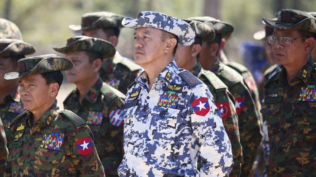 Pemimpin AU Myanmar bertolak ke Rusia untuk menghadiri pameran helikopter tempur, Kamis (20/5), ketika negaranya masih bergolak akibat kudeta militer.