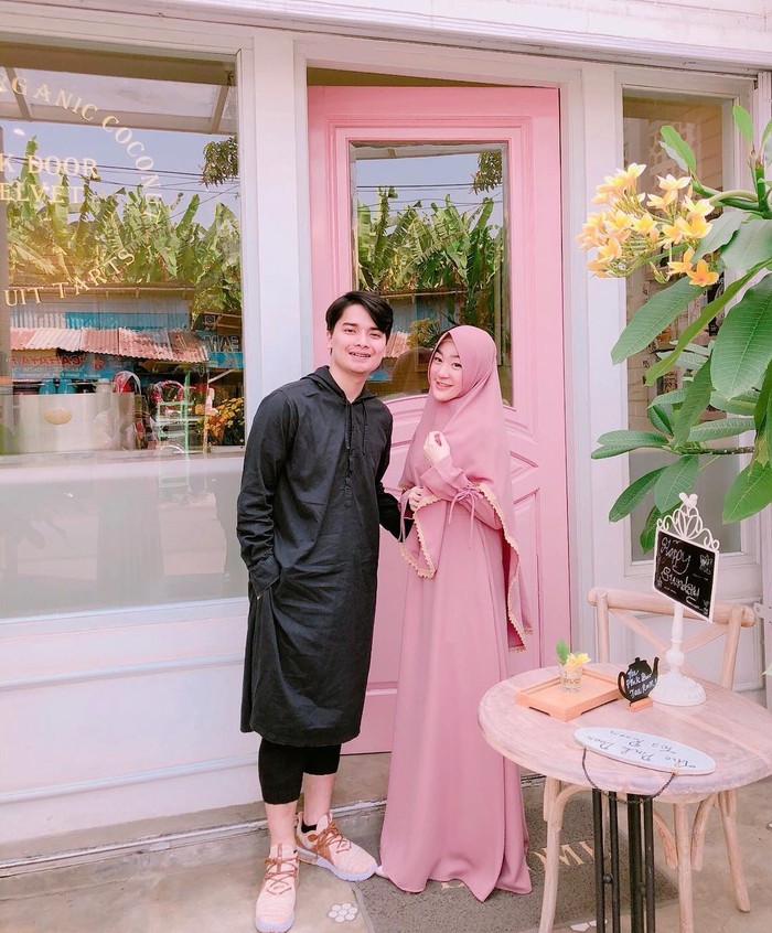 Mereka dikabarkan akan bercerai setelah Alvin mengunggah foto pernikahannya yang dihadiri sang adik, Ameer Azzikra, dengan caption “The End”. (foto: instagram.com/alvin_411)