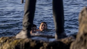 FOTO: Migran Maroko Nekat Mengarungi Lautan ke Spanyol