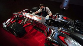 FOTO: Mobil Balap Lewis Hamilton Dilelang Rp100 Miliar