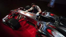 FOTO: Mobil Balap Lewis Hamilton Dilelang Rp100 Miliar