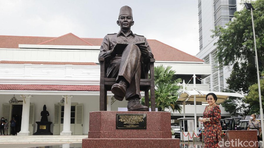 Presiden ke-5 RI Megawati Soekarnoputri meresmikan Monumen Bung Karno di kantor Lembaga Ketahanan Nasional (Lemhanas).