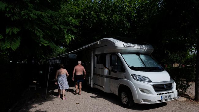 Semakin banyak penduduk Eropa yang memilih mobil karavan sebagai "cara melarikan diri" di tengah pandemi virus Corona.